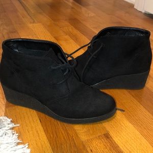 Black wedges